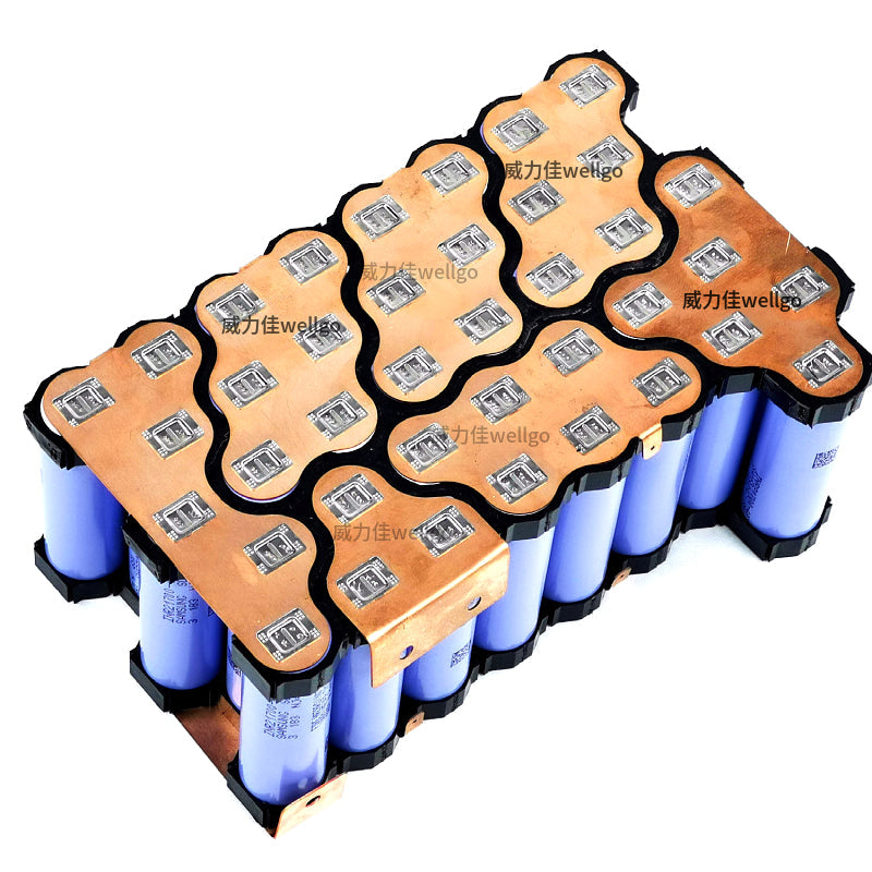 Wellgo copper busbar with nickel-plated pads installed on a cylindrical lithium-ion EV battery module, ensuring safe current transfer and long-term durability.