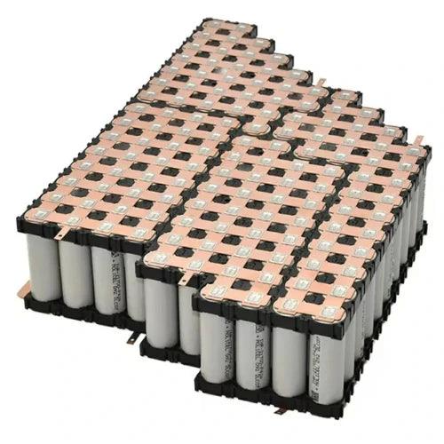 EV battery pack using a copper grid busbar with nickel contact surfaces for high-current distribution and optimized thermal performance.